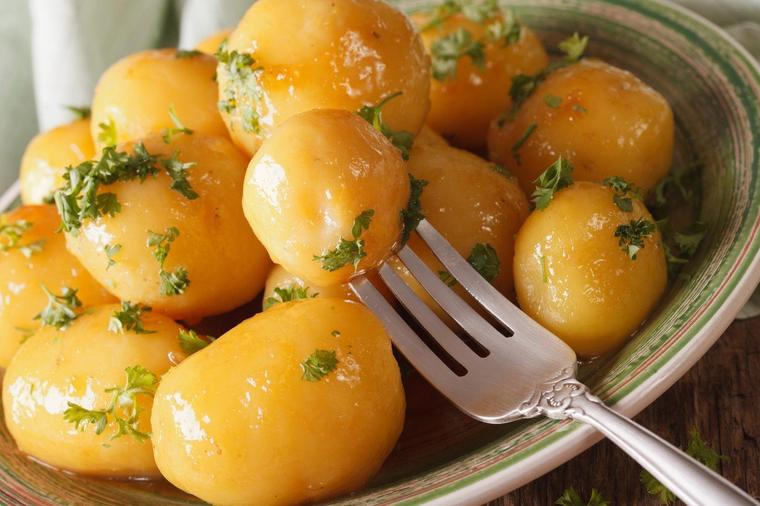 Dinstani krompir iz rerne: Najsočnija tekstura, služićete ga bukvalno uz sve, i posno i mrsno! (RECEPT)