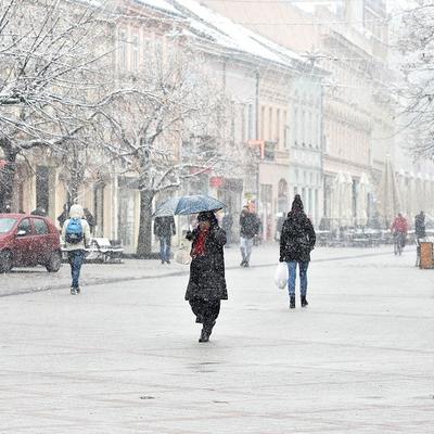 Srbija pod snežnim prekrivačem: Vejaće još tri dana, u nekim krajevima poledica