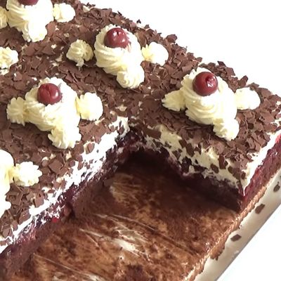 Švarcvald kolač sa višnjama: Kombinacija čokolade i višanja koja obara s nogu! (RECEPT/VIDEO)