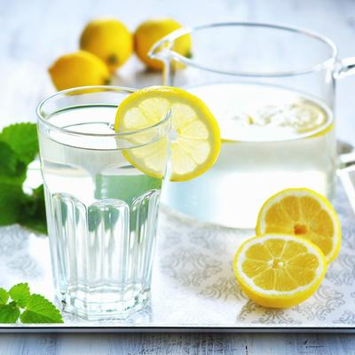 Moćna kombinacija koja ublažava veliki broj tegoba: Iz ovih razloga treba već danas da počnete da pijete vodu sa limunom!
