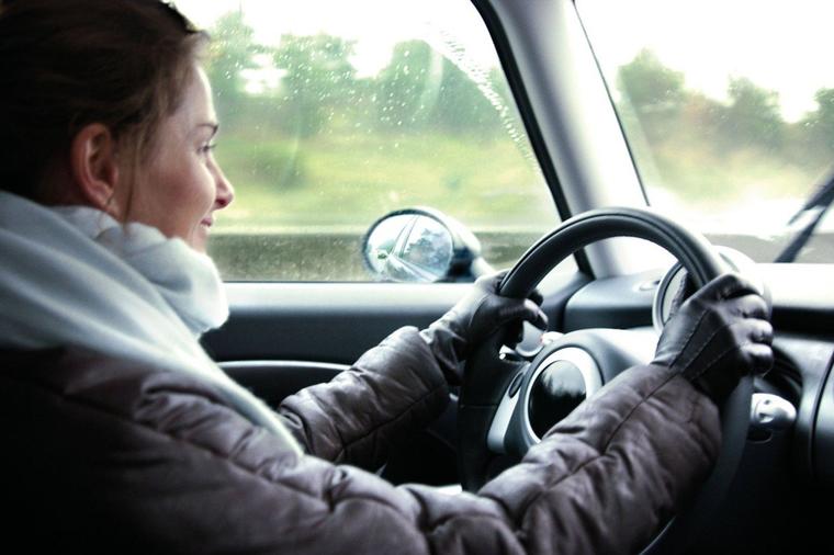 Obavezno skinite zimsku jaknu kada sednete za volan: Evo zašto!