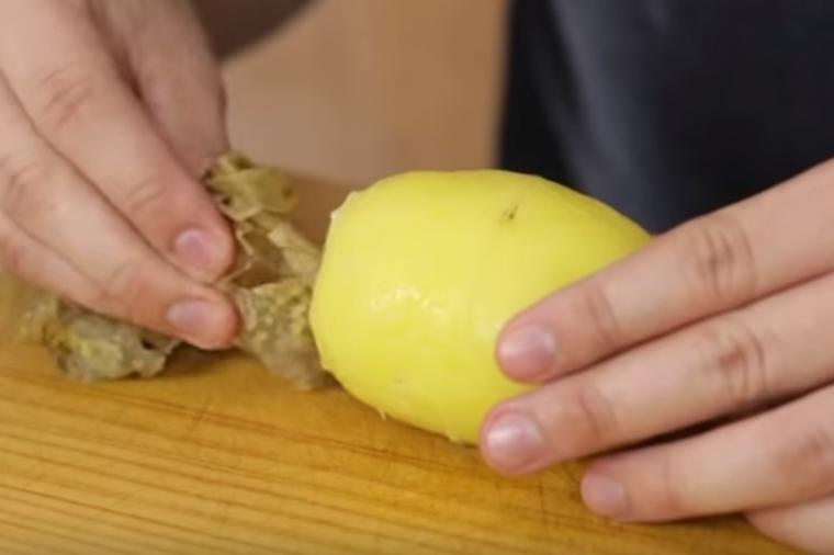 Samo svučete celu ljusku za sekund: Maestralni trik za ljuštenje krompira! (VIDEO)