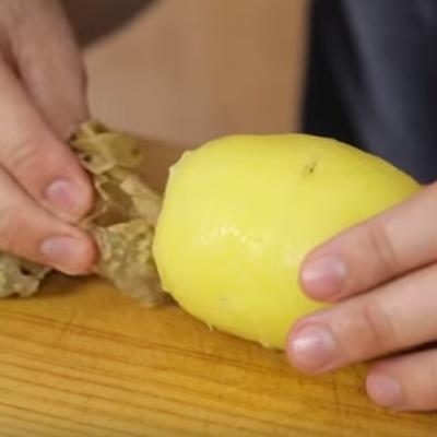 Samo svučete celu ljusku za sekund: Maestralni trik za ljuštenje krompira! (VIDEO)