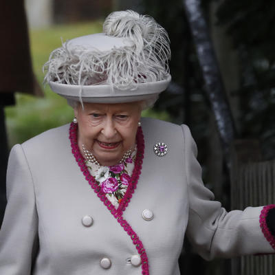 Svet zabrinut za zdravlje kraljice Elizabete: Njena ruka je mnogima zapala za oko! (FOTO)
