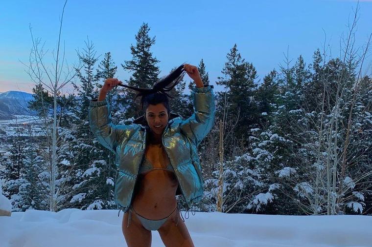 Ko se boji zime još: Sestre Kardašijan u bikiniju na snegu! (FOTO)