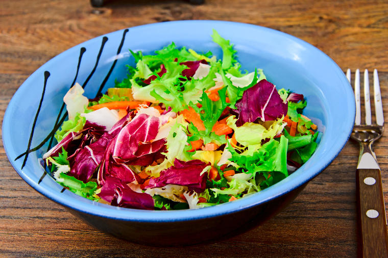 Vitaminska bomba: Ova zimska salata tera sve masnoće iz organizma! (RECEPT)