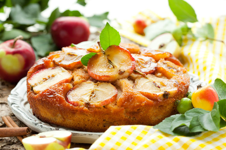 Brzinski kolač sa jabukama iz jedne posude: Sočan, mekan i božanstven! (RECEPT)