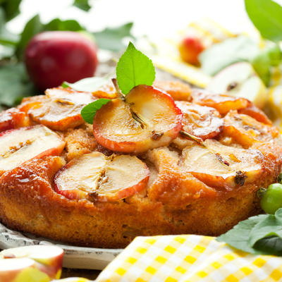 Brzinski kolač sa jabukama iz jedne posude: Sočan, mekan i božanstven! (RECEPT)