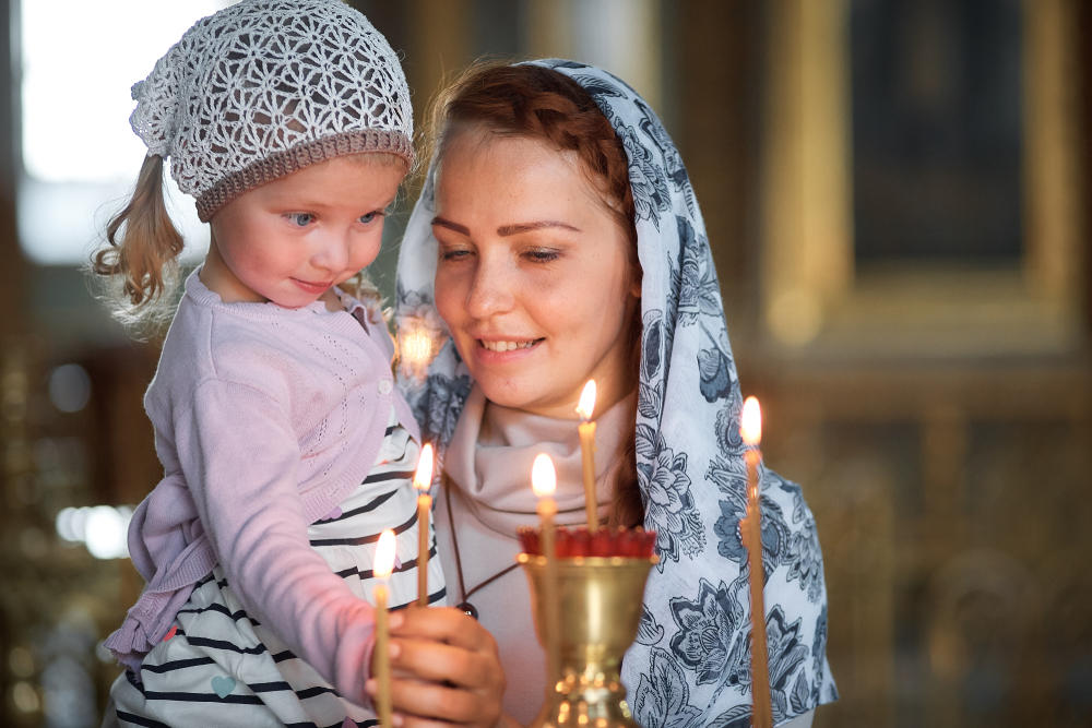 Žena sa detetom, dete, majka, žena, crkva, sveća