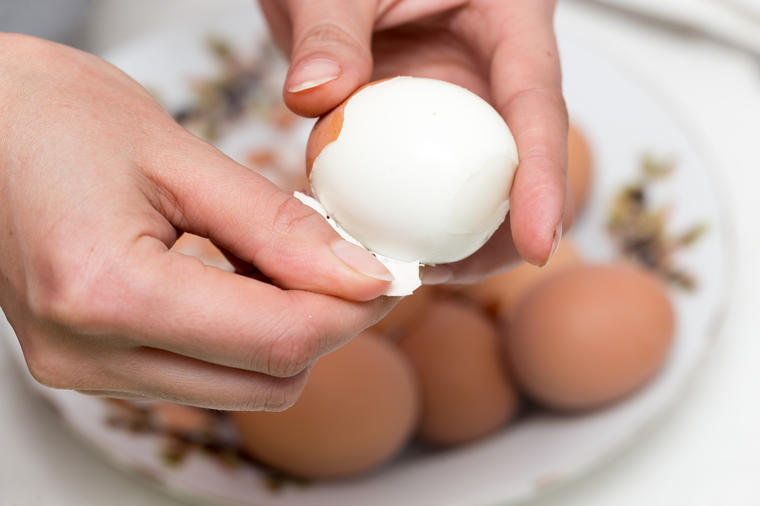 Bez muke: Podelio je trik uz pomoć kojeg ćete oljuštiti kuvano jaje kao od šale! (VIDEO)