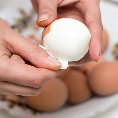 Bez muke: Podelio je trik uz pomoć kojeg ćete oljuštiti kuvano jaje kao od šale! (VIDEO)