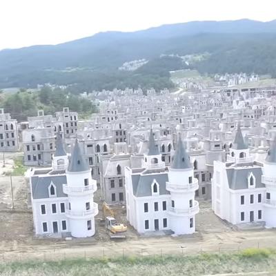 Groblje raskošnih dvoraca: Neočekivana sudbina naselja za bogataše (FOTO, VIDEO)
