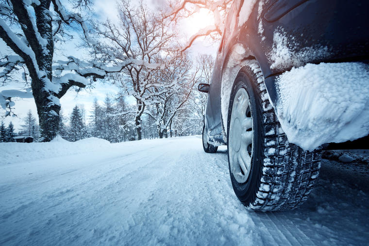 Samo ovako se bezbedno vozi po snegu: Evo zašto je veoma važno da pravilno očistite sneg sa automobila!
