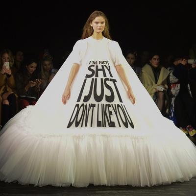 Nisam stidljiva, samo mi se ne sviđaš: Kolekcija haljina sa fenomenalnim porukama!