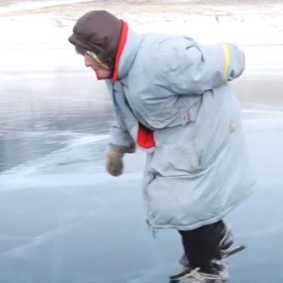 Baka Ljuba ima 76 godina i juri po zaleđenom jezeru kao ptica: Kad klizam leđa me ne bole! (VIDEO)
