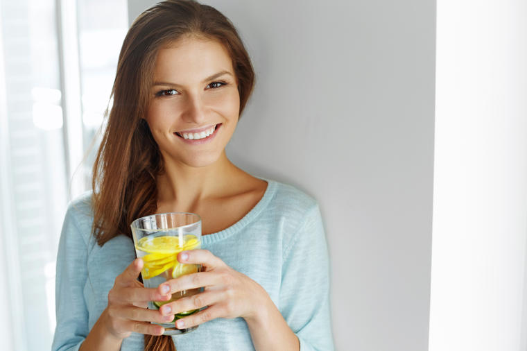 Voda sa limunom ili sirćetom? Šta je zdravije piti na prazan stomak?