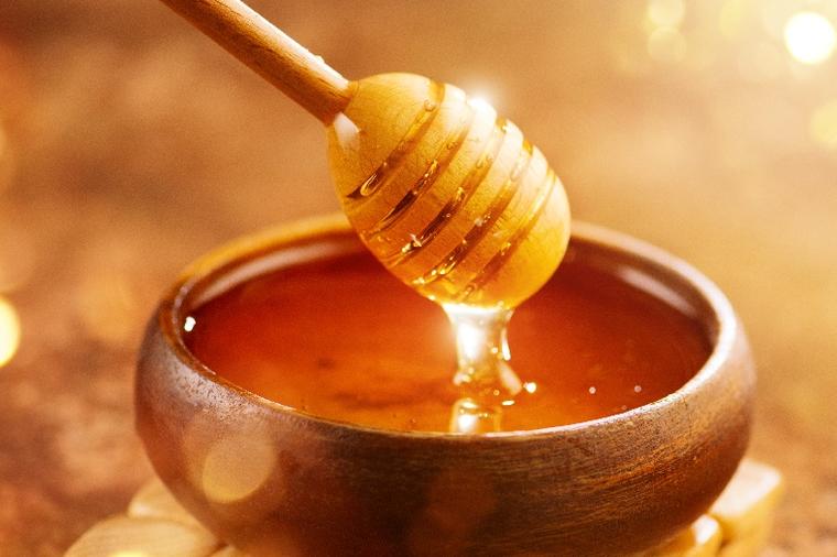8 tegoba - jedno rešenje: Zašto pred spavanje treba pojesti kašiku meda!