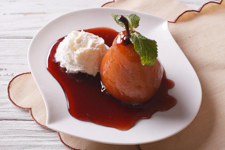 Kruške u vinu sa karamelom: Romantični desert koji se topi u ustima! (RECEPT)