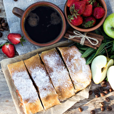 Slatkiš koji će vas odmah vratiti u detinjstvo: Napravite neodoljivu štrudlu sa džemom! (RECEPT)