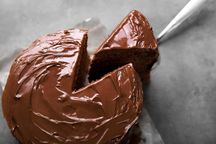 Bez vage i miksera: Napravite savršen kolač od čokolade i kokosa za 30 minuta! (RECEPT)