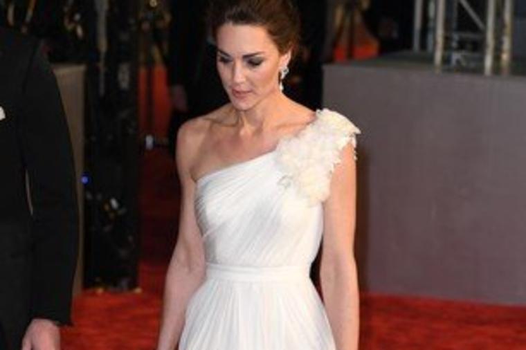 Kejt Midlton u beloj haljini: I kritičari su rekli da izgleda moćno! (FOTO)