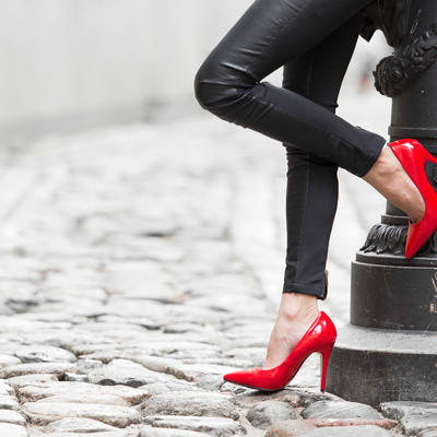6 trikova za hodanje u štiklama koje će obožavati sve žene: Ovako nećete osetiti visoke potpetice!