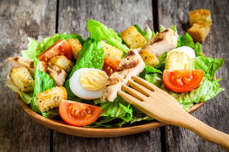 Popravlja raspoloženje i daje energiju: Ovo su razlozi zašto salatu treba da jedete za doručak!