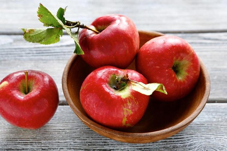 U moru egzotičnog voća zaboravili smo najosnovnije i najbolje: Šta sve leči jabuka!