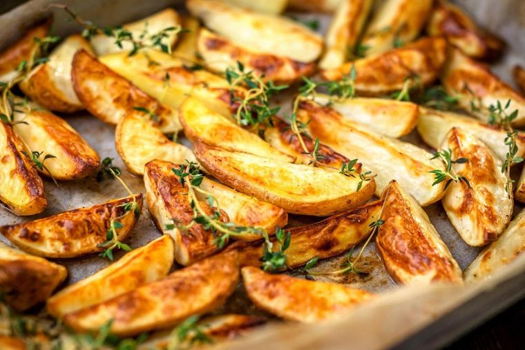 Savršen krompir po receptu Džejmija Olivera: Trik za pečenje koji ćete stalno koristiti! (VIDEO)