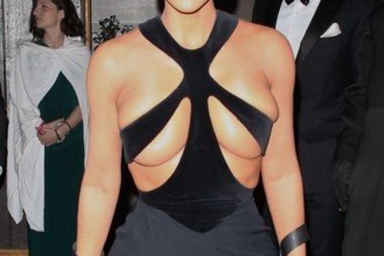 Muškarcima je bilo neprijatno da gledaju u nju: Kim Kardašijan u haljini od tri trake! (FOTO)