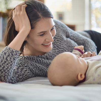 Jedna beba je zadala domaći zadatak svim bebama: Evo kako da naučite mamu nespavanju!