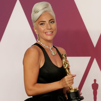 Nakit koji je pre nje nosila ikona stila iz 60-ih: Lejdi Gaga na dodeli Oskara prošetala ogrlicu od 30 miliona dolara! (FOTO)