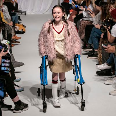 Hrabra devojčica (11) ostvarila svoj san: Bije bitku sa cerebralnom paralizom, a osvaja modne piste! (FOTO)