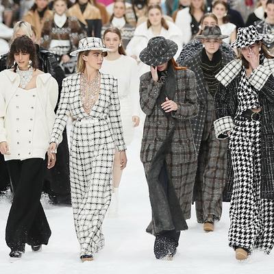 Šanel za jesen/zimu 2019: Manekenke u suzama iznele poslednje komade s potpisom Karla Lagerfelda!