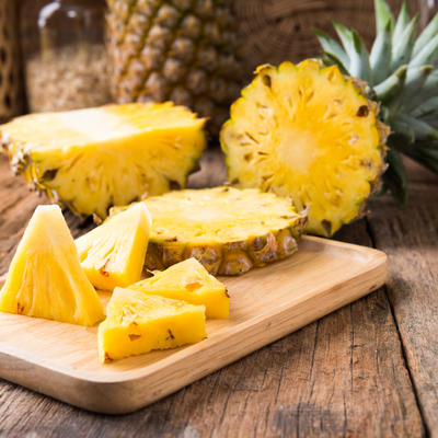 Sočna lekovita bomba koju ceo život jedete pogrešno: Samo ovako se pravilno uživa u ananasu! (VIDEO)