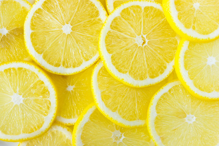 7 situacija u kojima je limun nezamenljiv: Od mučnine i bola u grlu, do dezinfekcije!