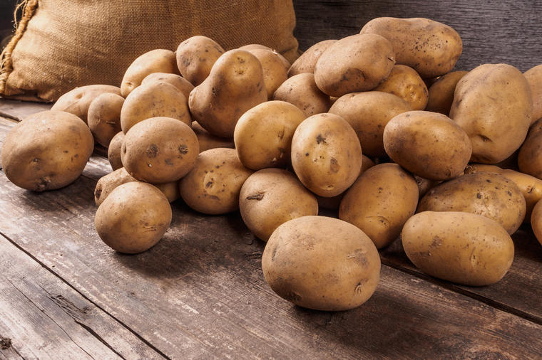 Trik da krompir ne proklija tokom dužeg stajanja: Samo stavite ovo u kesu sa njim i ne brinite!
