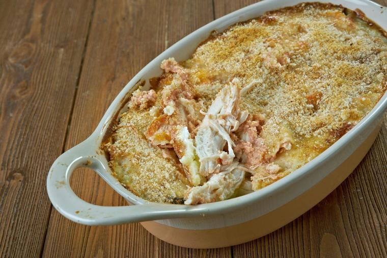 Zapečena piletina sa parmezanom i belim lukom: Izdašan i ukusan obrok za celu porodicu! (RECEPT)