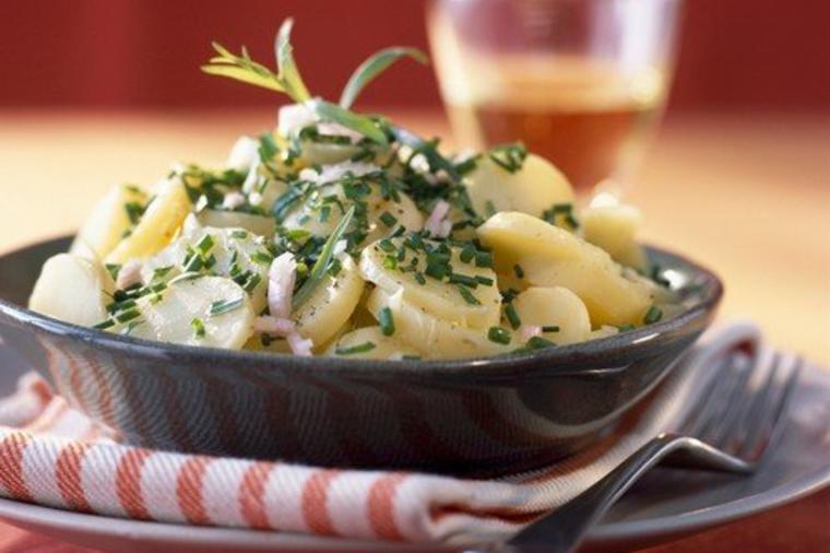 Ovo je tajna savršene krompir salate: Ne možete da pogrešite! (RECEPT)