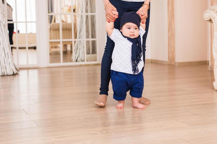 Prvi koraci bebe su najvažniji: Praktičan savet koji će vašim mališanima olakšati prohodavanje!