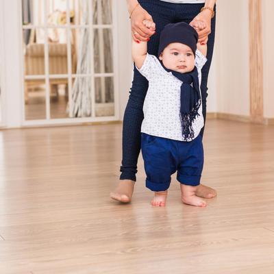 Prvi koraci bebe su najvažniji: Praktičan savet koji će vašim mališanima olakšati prohodavanje!