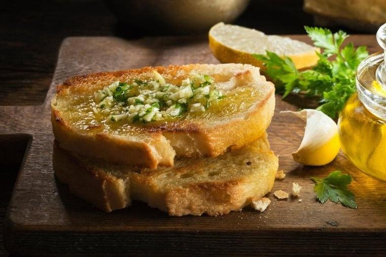 Tost sa belim lukom i maslinovim uljem: Savšeno hrskavo predjelo za svaku priliku! (RECEPT)