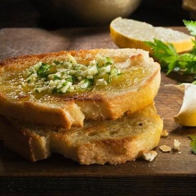 Tost sa belim lukom i maslinovim uljem: Savšeno hrskavo predjelo za svaku priliku! (RECEPT)