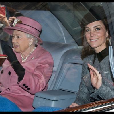 Prvo potpuno samostalno pojavljivanje sa kraljicom: Opuštena Kejt Midlton se trudila da bude u drugom planu! (FOTO)