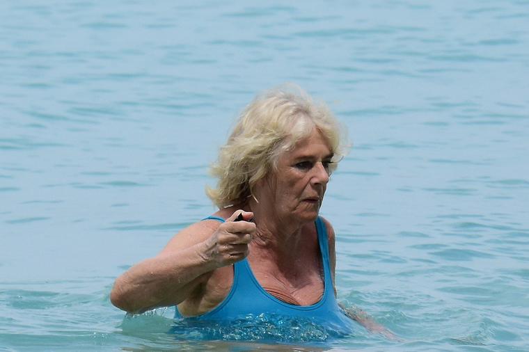 Javnost ovo nikad nije videla: Kamila Parker (71) u kupaćem kostimu! (FOTO)