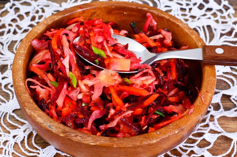 Salata "tanak struk": U 100 g ima samo 38 kalorija, čisti creva, stanjuje struk! (RECEPT)