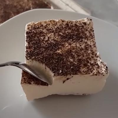 Krem kocke sa vanilom: Neverovatno praktičan i brz kolač! (RECEPT, VIDEO)