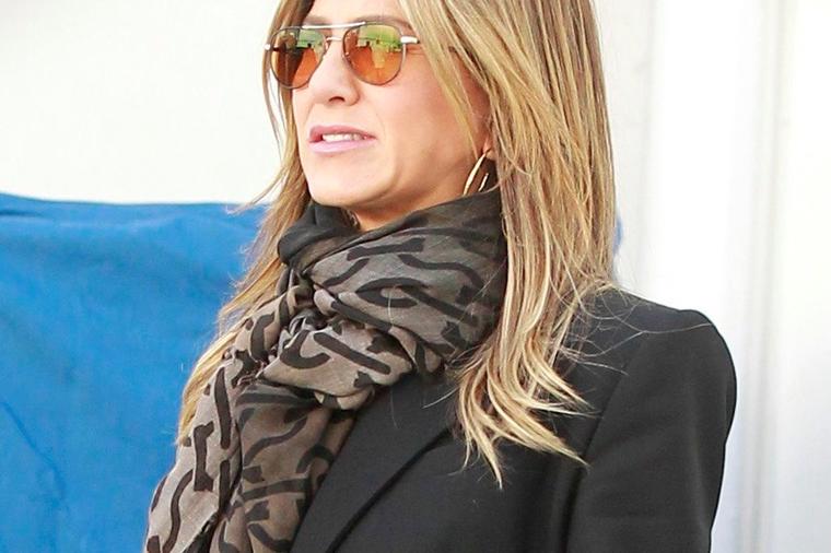 Stajling koji će sve poslovne žene rado kopirati: Dženifer Aniston oduševila prolaznike! (FOTO)