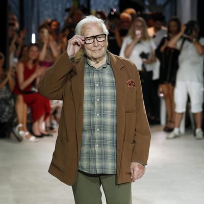 On je najstariji modni kreator na svetu: Ima 97 godina, modnu imperiju, milione i neće se zaustaviti na tome! (VIDEO)