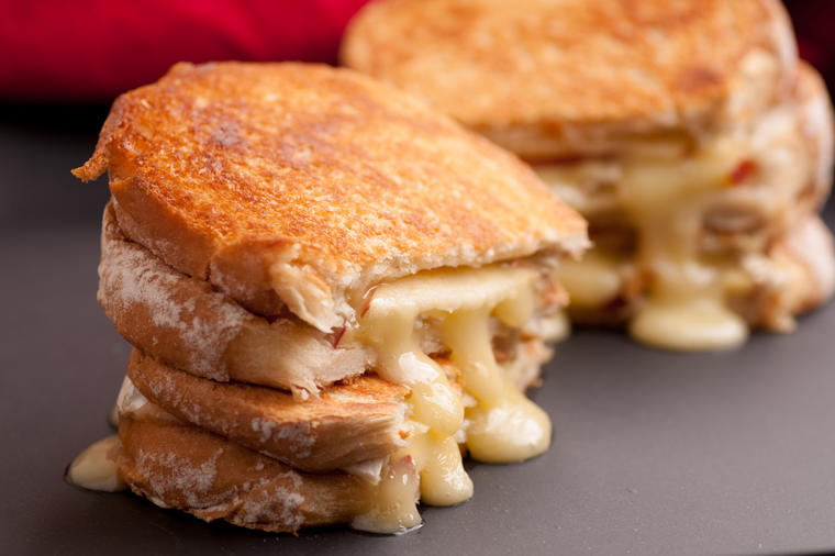 Gotov za 10 minuta, a topi se u ustima: Topli sendvič od sira i jabuke! (RECEPT)